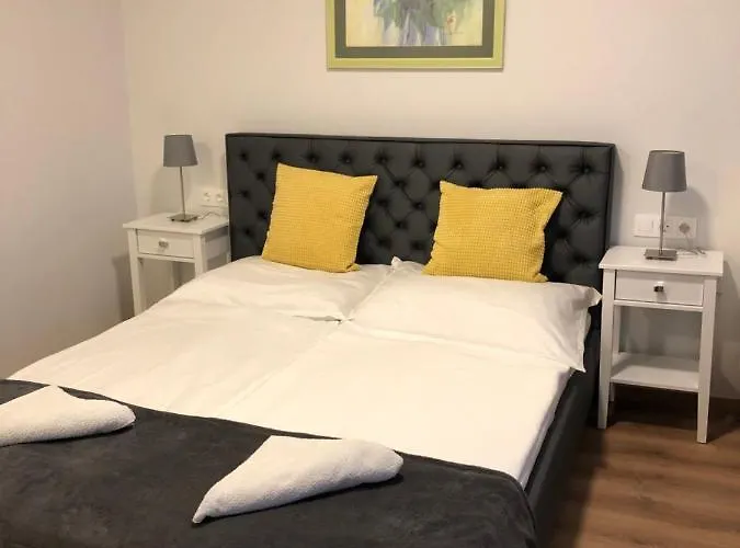 לינה וארוחת בוקר Toranezo Haz 3*